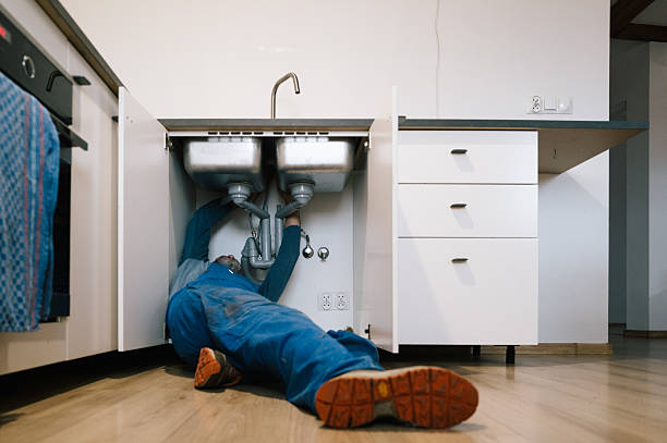 Professional Emergency Plumber technician working in Fiatt, IL